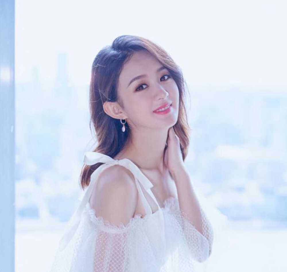 赵丽颖近照曝光,大眼睛高鼻梁颜值惊艳,网友:真是女神