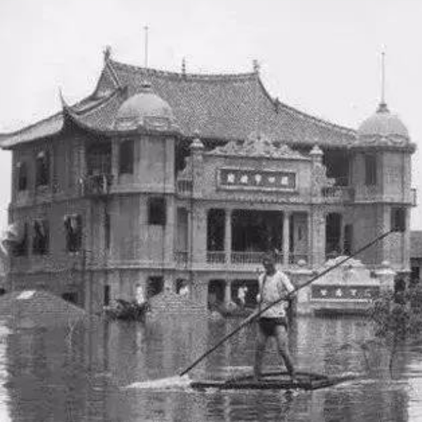 1938年,汉口,长江. 汉口解放大道,协和医院. 汉口的民众乐园.
