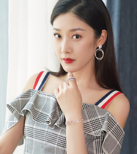 王双精美写真图片,身穿格子长裙,尽显清新迷人
