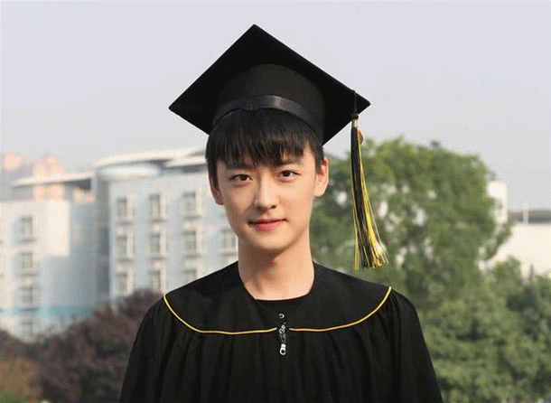 还记得《快乐星球》的艾克吗?如今长大穿上学士服,帅到高攀不起