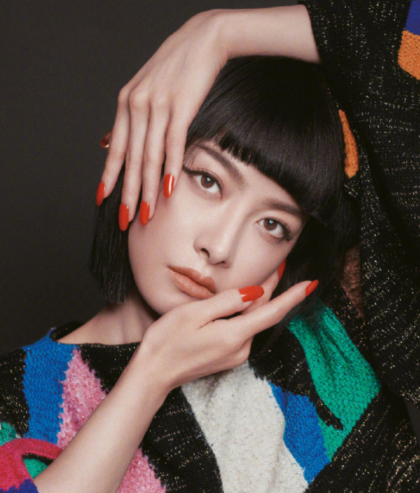 倪妮优雅魅力写真,五官精致迷人,女神范十足