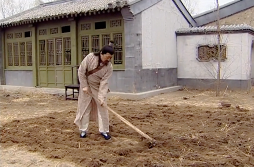 样的故事才让古代国库出现如此之大的变化 图片:老百姓用锄头挖土剧照