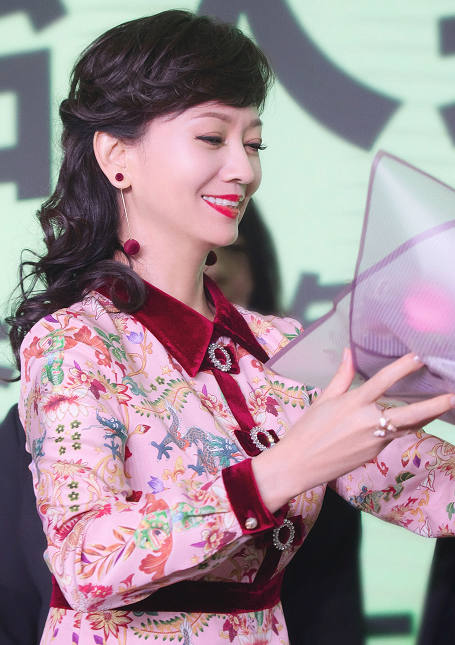 赵雅芝身穿印花长裙现身活动,精致复古尽显摩登