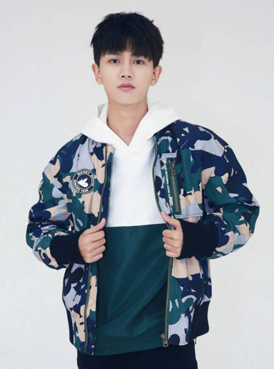 任嘉伦最新迷彩写真照,尽显青春活力