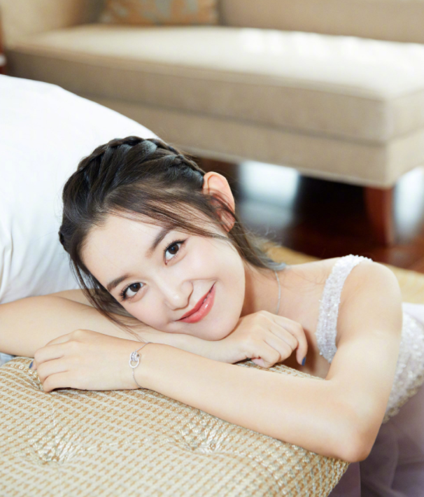 蒋依依气质迷人写真,优雅知性美丽,精致魅不可挡