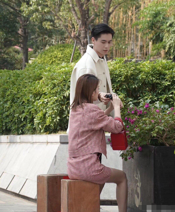 偶遇胡一天和乔欣拍戏,上演最萌身高差,乔欣美腿又白又细