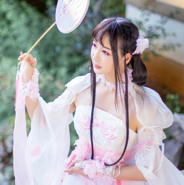 游戏《逆水寒》素问cosplay,女孩姿态优雅