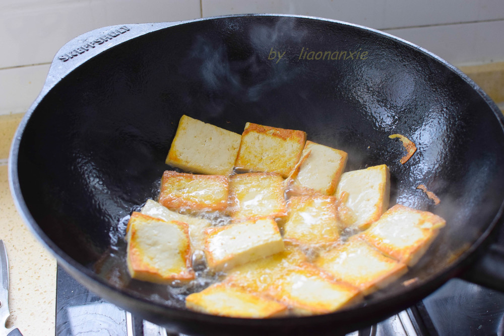 炒锅预热倒油,先下豆腐煎至两面黄,也可以用油把豆腐炸香,做炖 菜更香