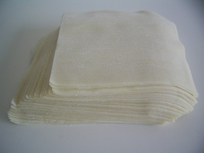 "湄潭抄手皮"则用精制面粉加工而成,每片5厘米见方,其薄如纸,煮后皮不