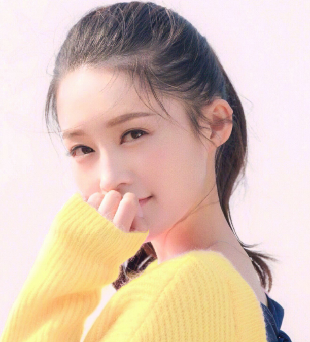 李沁精选写真,有颜有气质,是那个浪漫可爱的女生