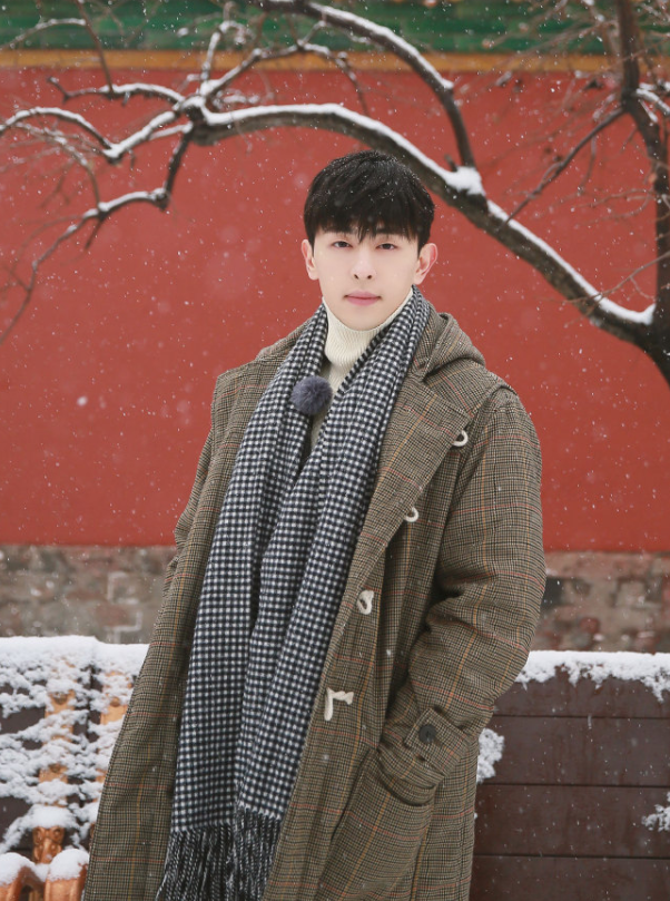 邓伦故宫雪景帅气写真,温文尔雅,男神范十足