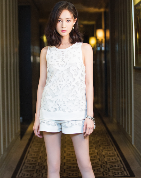 李一桐甜飒风格写真,清新甜美女神范儿十足
