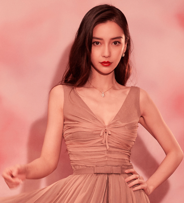 杨颖唯美优雅写真,光彩夺目仿佛瞬间化为女神,散发无穷魅力