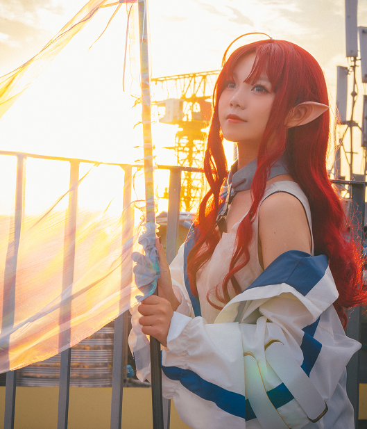 游戏《明日方舟》人物cosplay,红发女孩甜美十足