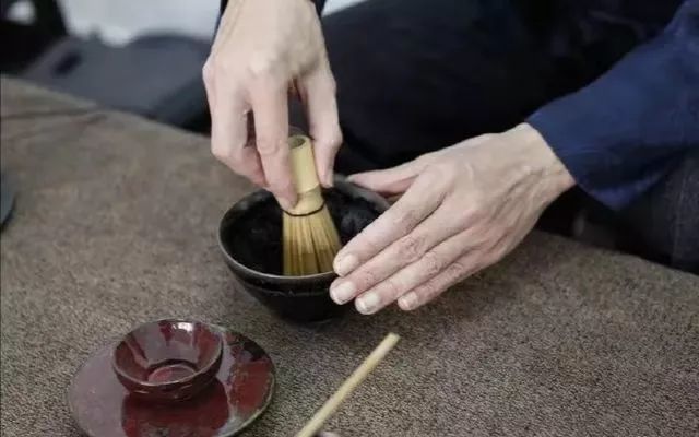 接着老师就开始正式为我们演示宋代人风行的斗茶项目——点茶.