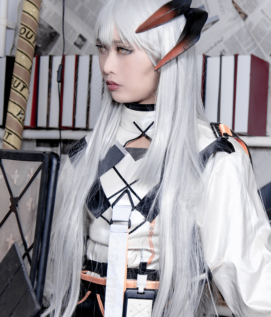 cosplay白头发,cosplay尾巴 游戏《明日方舟》人物cosplay,白发小姐姐冷酷迷人
