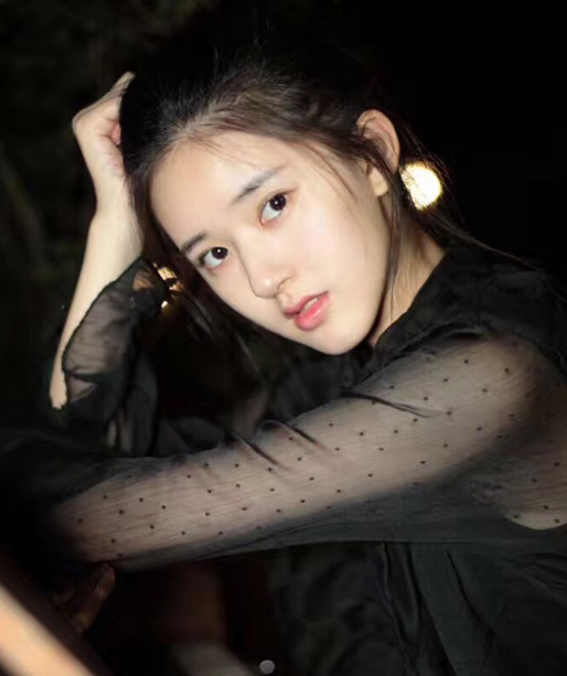 赵露思文艺写真,穿黑色上衣,少女感十足