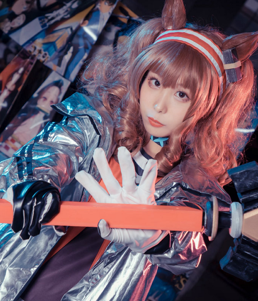 游戏《明日方舟》人物cosplay,女孩清纯的笑容格外迷人