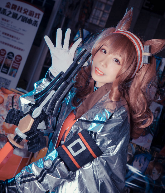 游戏《明日方舟》人物cosplay,女孩唇红齿白的模样楚楚动人