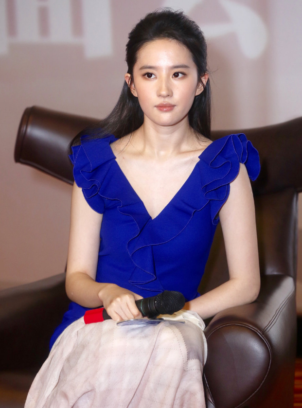刘亦菲养眼活动照,肤白貌美极为清纯可人