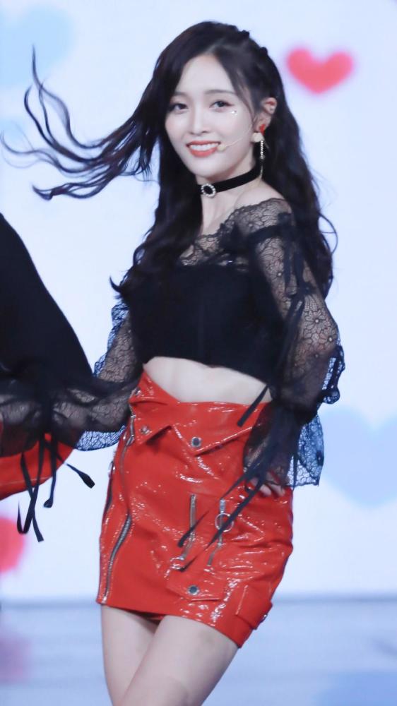 一组美少女吴宣仪壁纸,舞台上的她更加迷人,很有魅力!