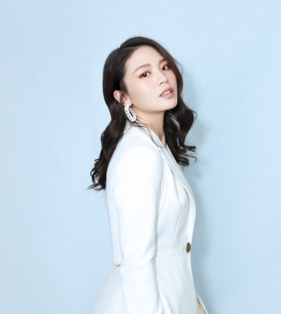 黄英时尚写真图片,魅力迷人,美得十分自然