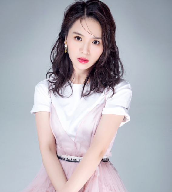 黄英时尚写真图片,魅力迷人,美得十分自然