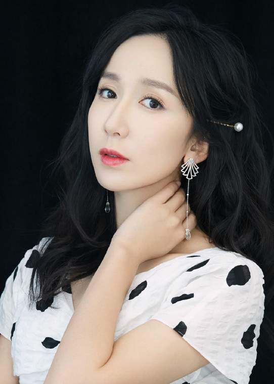 娄艺潇唯美写真,气质绝佳,给人怦然心动的感觉