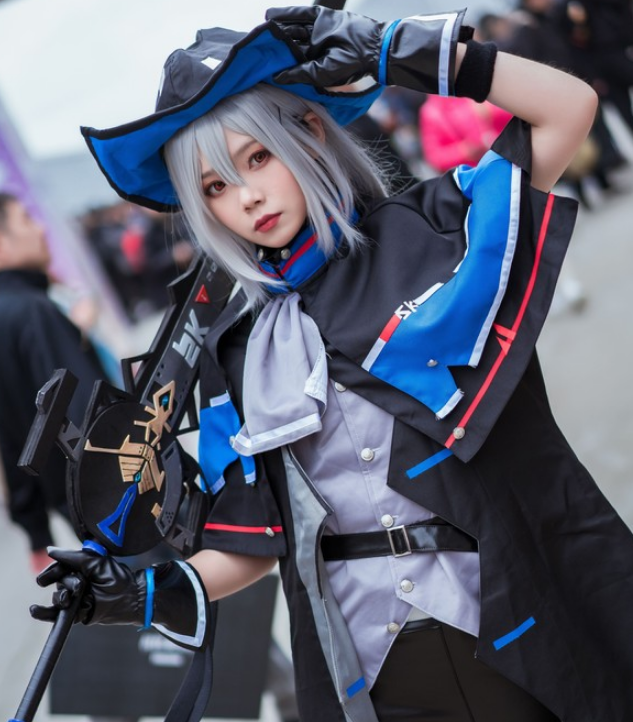 《明日方舟》斯卡蒂cosplay,战斗装扮的小姐姐优雅迷人