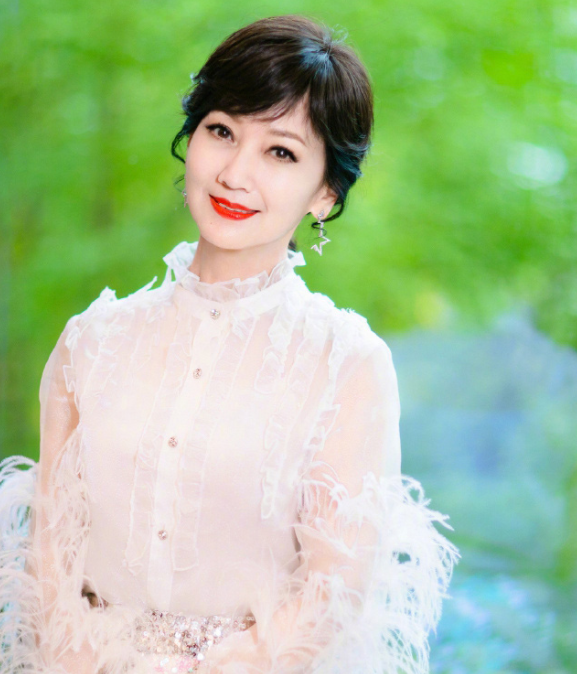 赵雅芝时尚写真美图,优雅大方,尽显温婉气质