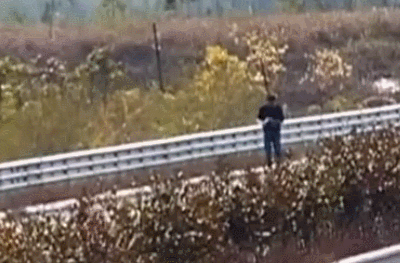在高速路段有辆大货车竟在行车道内两次停车,在无任何三脚架和警示