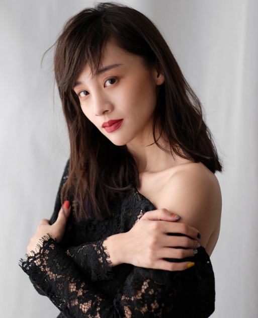 章龄之简约个性写真照,精致眉眼美翻了