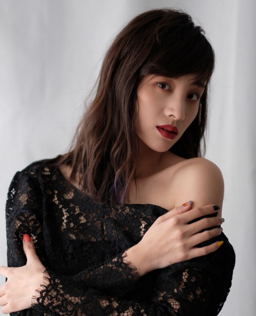 章龄之简约个性写真照,精致眉眼美翻了