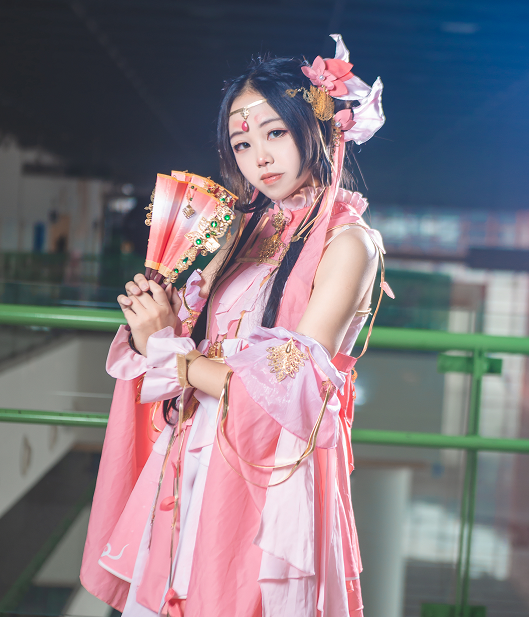 cosplay《剑网三》角色七秀,古装女孩手持折扇优雅不失清纯