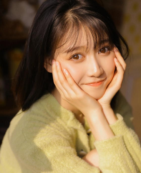 温婉恬静的乖巧少女,十分清纯动人.