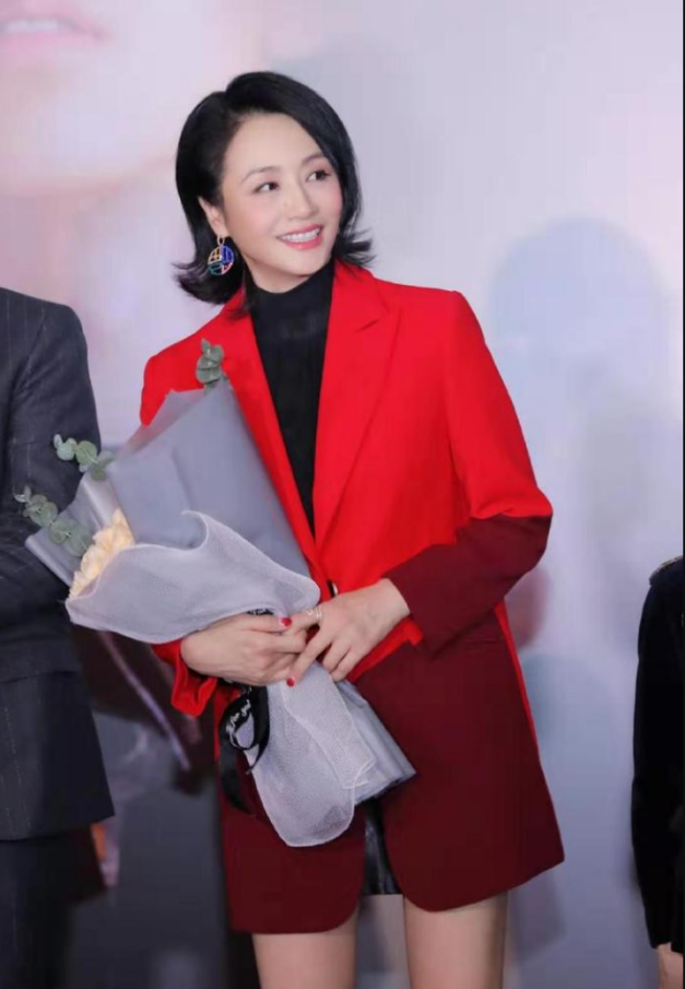 45岁曹颖终于复出营业,穿格子短裙气质炸裂,看到她的腿我沉默了