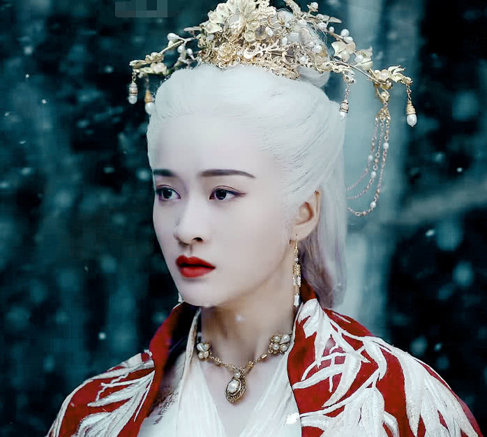 同是女星白发,本以为张雪迎够惊艳了,看到热巴才知啥叫"人间精灵"!