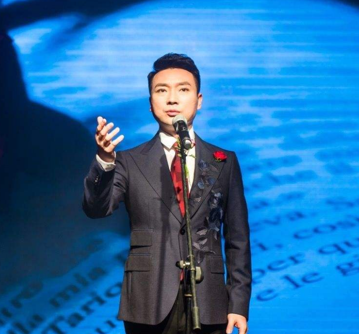 以为康辉年轻时够帅,看到撒贝宁的旧照后,不愧是"芳心