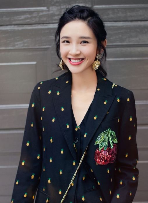 唐艺昕甜美笑容性感写真照,清纯唯美,女神范十足