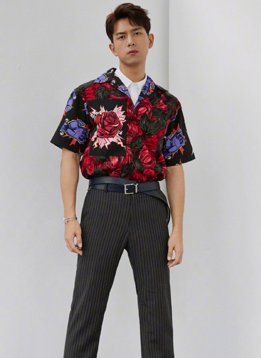 李现时髦帅气写真照,身着花衬衫,尽显潮男风范
