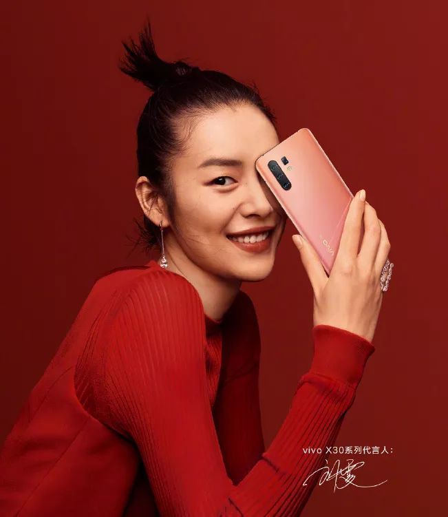 其实这是 刘雯成为某品牌手机代言人后, 品牌在微信朋友圈发布的广告