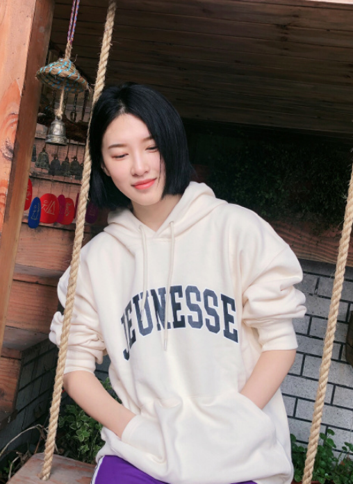 杜雨宸清新运动风写真照,身着素雅卫衣,少女感十足