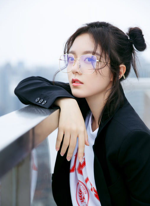 赵今麦酷美西装写真照,唯美迷人,展现女神风采