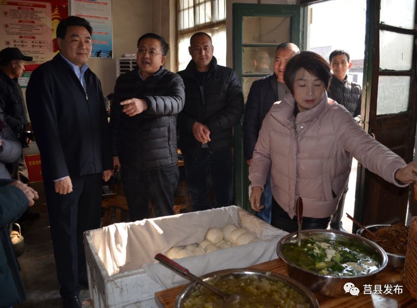 一大早,武家曲坊村的党员巷长,小组长,新时代文明志愿服务队就开始