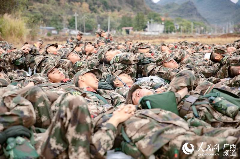广西桂林:新兵野营拉练精彩纷呈