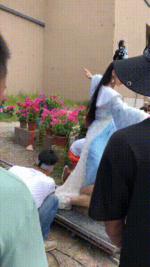 搞笑gif图:没事我就喜欢去健身房,看看美女健身