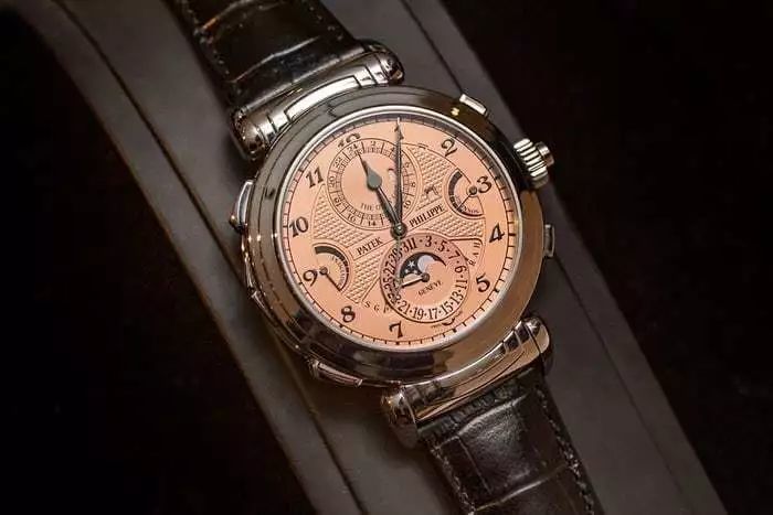 破纪录的是百达翡丽的6300a-010手表,它的成交价是3100万瑞郎,约等于2
