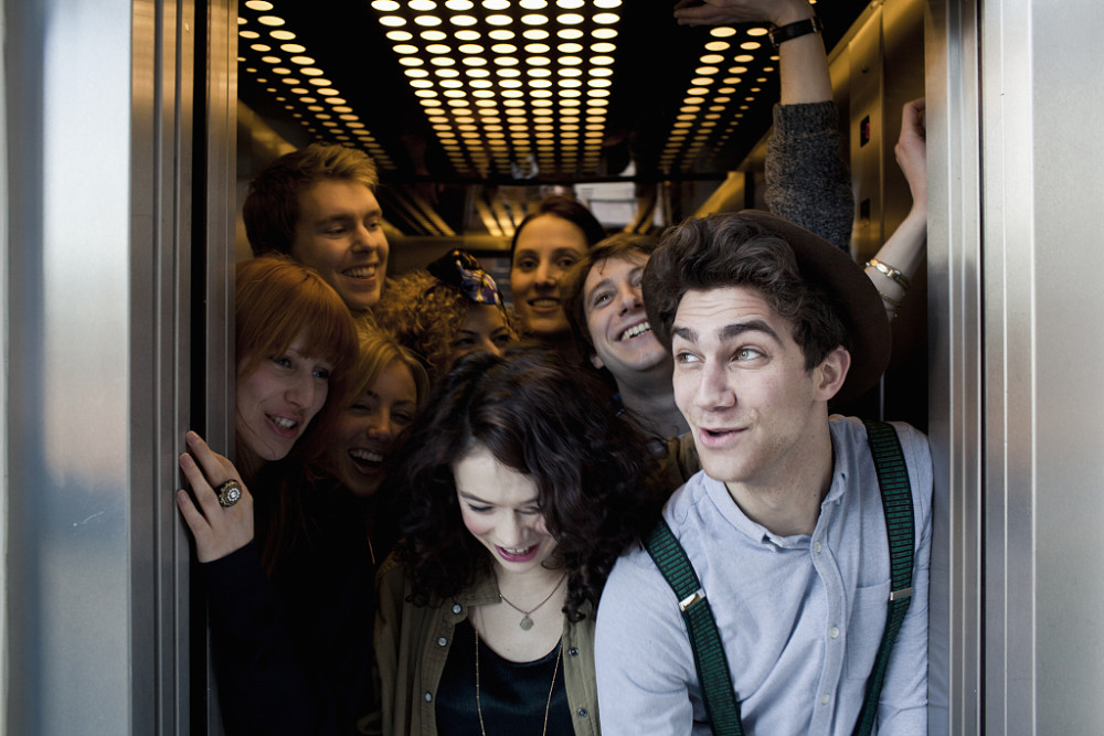 心理学家:为什么拥挤电梯里的人喜欢往上看?