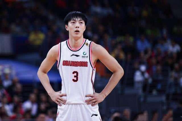 三年从cba菜鸟到全明星首发,21岁的胡明轩是本土后卫的希望吗?