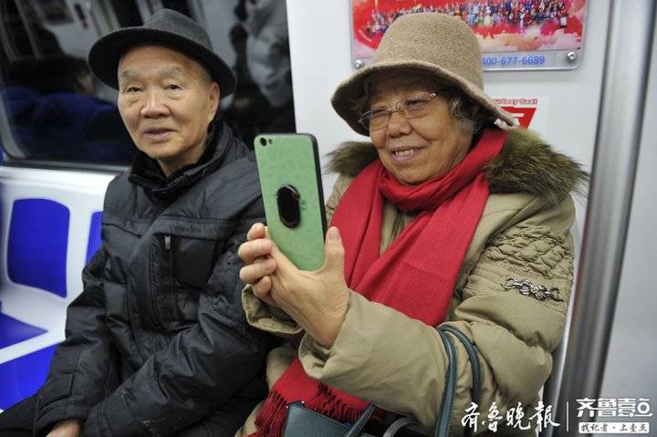 78岁老人专程体验济南地铁3号线,激动兴奋拿手机不断拍照